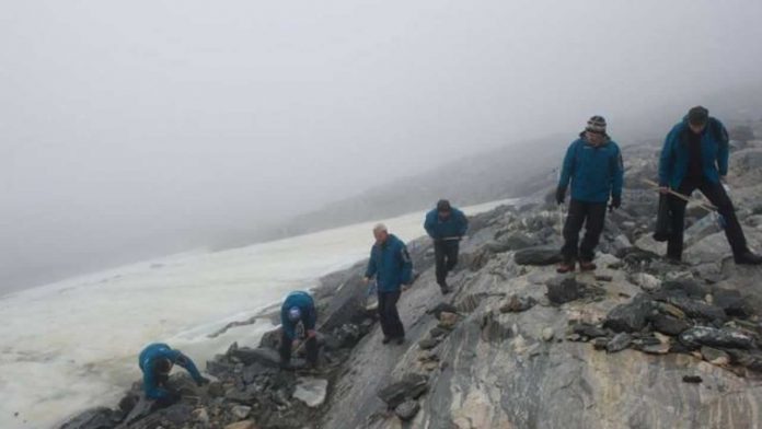 Los arqueólogos glaciales estudian las áreas montañosas de Oppland, Noruega Los arqueólogos glaciales estudian las áreas montañosas de Oppland, Noruega