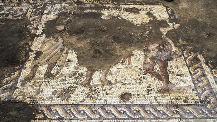 Raro mosaico bizantino del segundo o tercer siglo d.C. exhibido en el Parque Nacional israelí de Cesarea. El mosaico estaba minuciosamente compuestos de piedras pequeñas, aproximadamente 3.000 de ellas por pie cuadrado Raro mosaico bizantino del segundo o tercer siglo d.C. exhibido en el Parque Nacional israelí de Cesarea. El mosaico estaba minuciosamente compuestos de piedras pequeñas, aproximadamente 3.000 de ellas por pie cuadrado