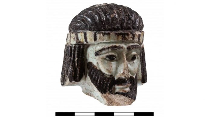 Esta pequeña escultura podría representar a un Rey Bíblico Esta pequeña escultura podría representar a un Rey Bíblico