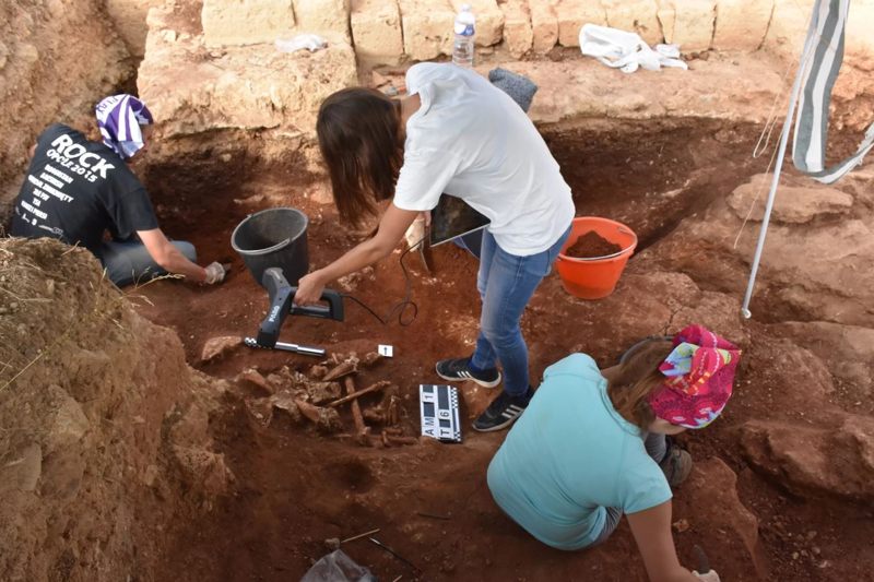 Los arqueÃ³logos excavan y escanean los entierros