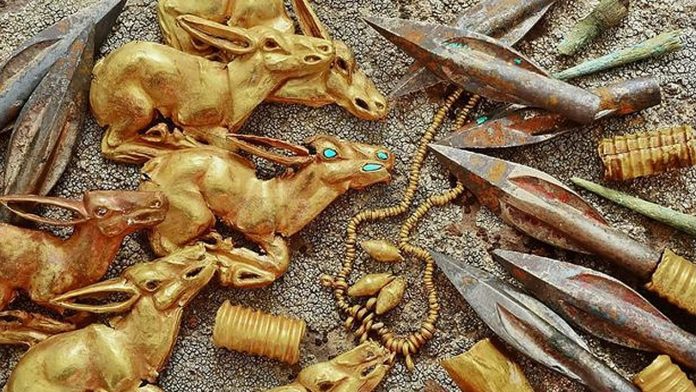 Hallan 3.000 joyas de oro de hace 2.800 años y pertenecientes a una familia real Hallan 3.000 joyas de oro de hace 2.800 años y pertenecientes a una familia real