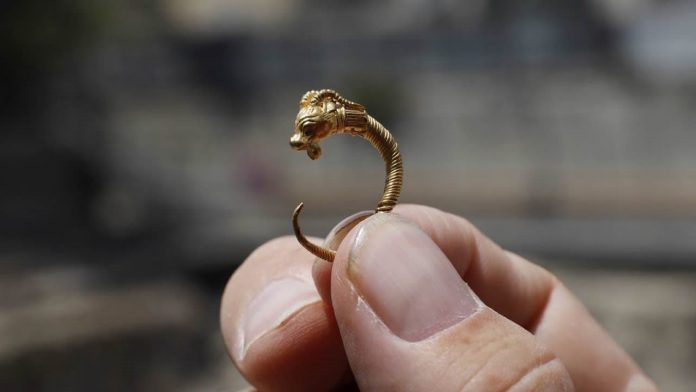 Pendiente de oro de 2.200 años es hallado en Jerusalén Pendiente de oro de 2.200 años es hallado en Jerusalén