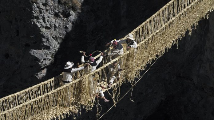 El espectacular puente de cuerda peruano, el último de su tipo, lleva adelante la tradición Inca El espectacular puente de cuerda peruano, el último de su tipo, lleva adelante la tradición Inca