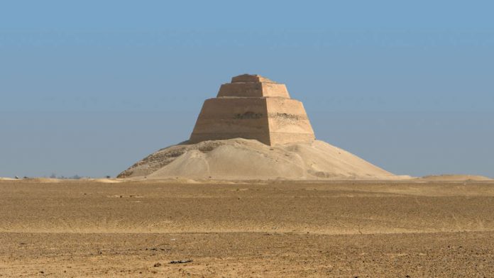 Hallan esqueleto de una adolescente egipcia en una pirámide de 4.600 años Hallan esqueleto de una adolescente egipcia en una pirámide de 4.600 años