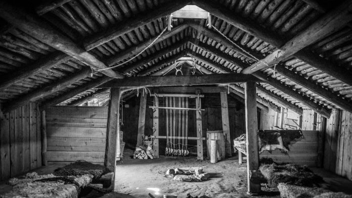 Dentro de la casa de un vikingo: portales a los muertos, artefactos mágicos y niños enterrados bajo un corazón Dentro de la casa de un vikingo: portales a los muertos, artefactos mágicos y niños enterrados bajo un corazón