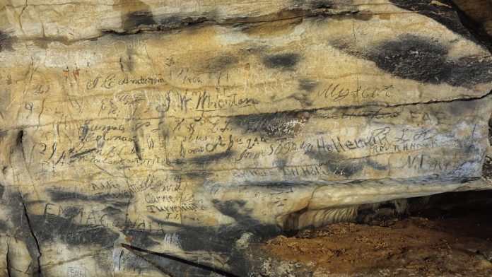 Inscripciones de la cueva cherokee hablan de una ceremonia sagrada Inscripciones de la cueva cherokee hablan de una ceremonia sagrada