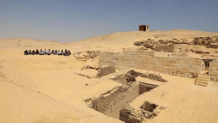 Hallan un cementerio de 4.500 años cerca de la Pirámides de Giza Hallan un cementerio de 4.500 años cerca de la Pirámides de Giza