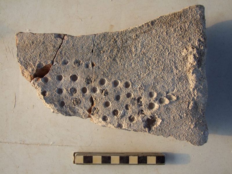 Una teja romana de Legio, con las huellas de las sandalias legionarias