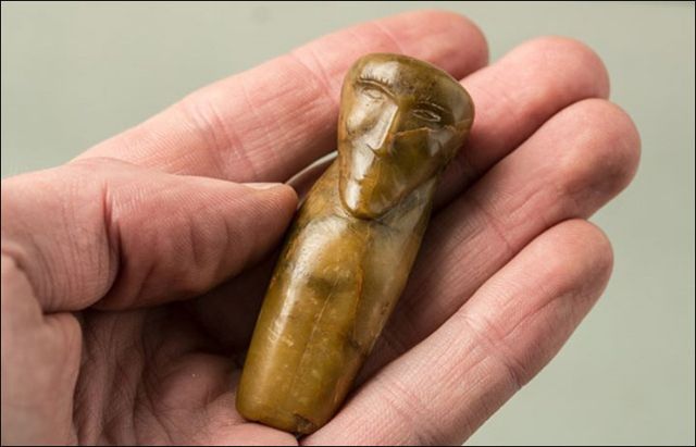 Una cabeza de muñeca prehistórica, que se cree es el juguete más antiguo del mundo, fue hallada en una tumba de la Edad de Bronce en Siberia