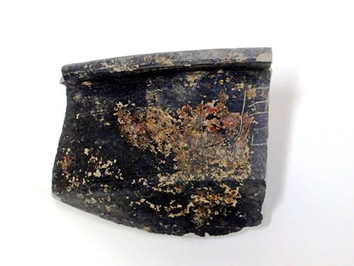 Un fragmento de cerámica hallado en Iki, Prefectura de Nagasaki, lleva la mitad izquierda del carácter kanji «shu» en su borde derecho.
