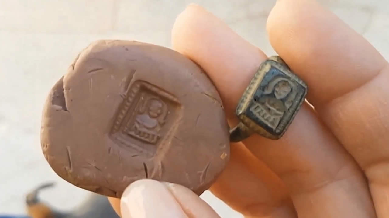 Hallan anillo con imagen de San Nicolás, de 700 años de antigüedad