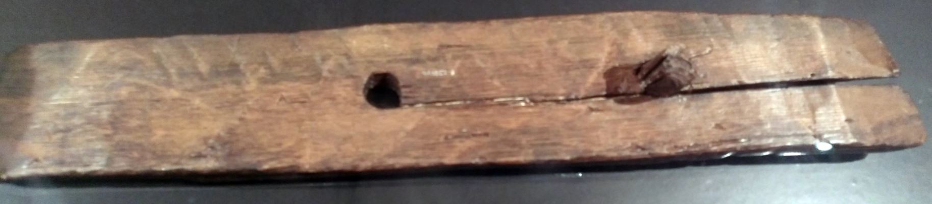 Este fragmento de madera puede ser un parche para botes. Fue encontrado en L'Anse aux Meadows, el único asentamiento vikingo confirmado en América del Norte. Es probable que los barcos vikingos navegaran desde L'Anse aux Meadows hasta Hop
