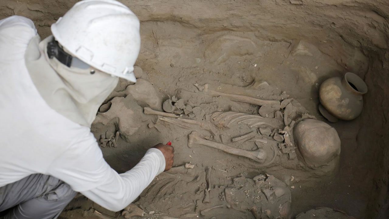Docenas de antiguas tumbas en Perú revelan sacrificios de niños y tesoros arqueológicos