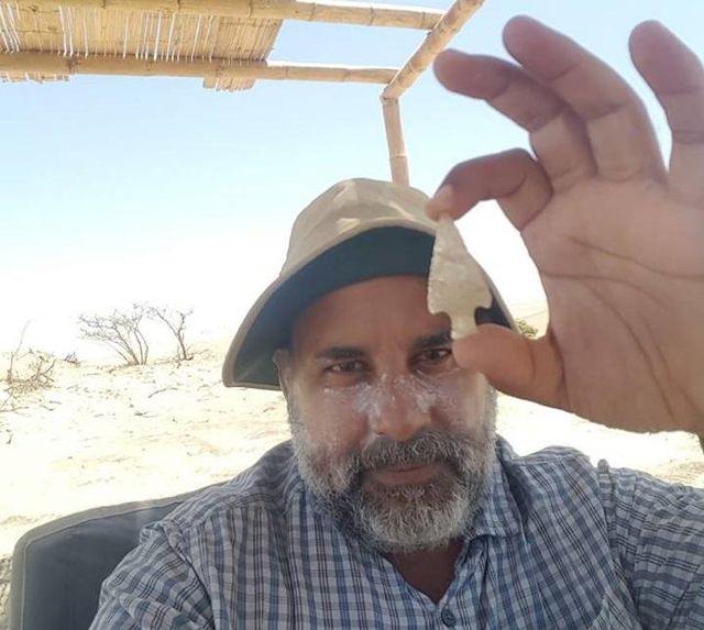 El arqueólogo Jalh Dulanto Brescia sostiene una de las puntas de flecha encontradas en Perú. Se encontraron más de 150 puntas de lanza antiguas en el sur de Perú, que tienen entre 9.000 y 12.000 años de antigüedad