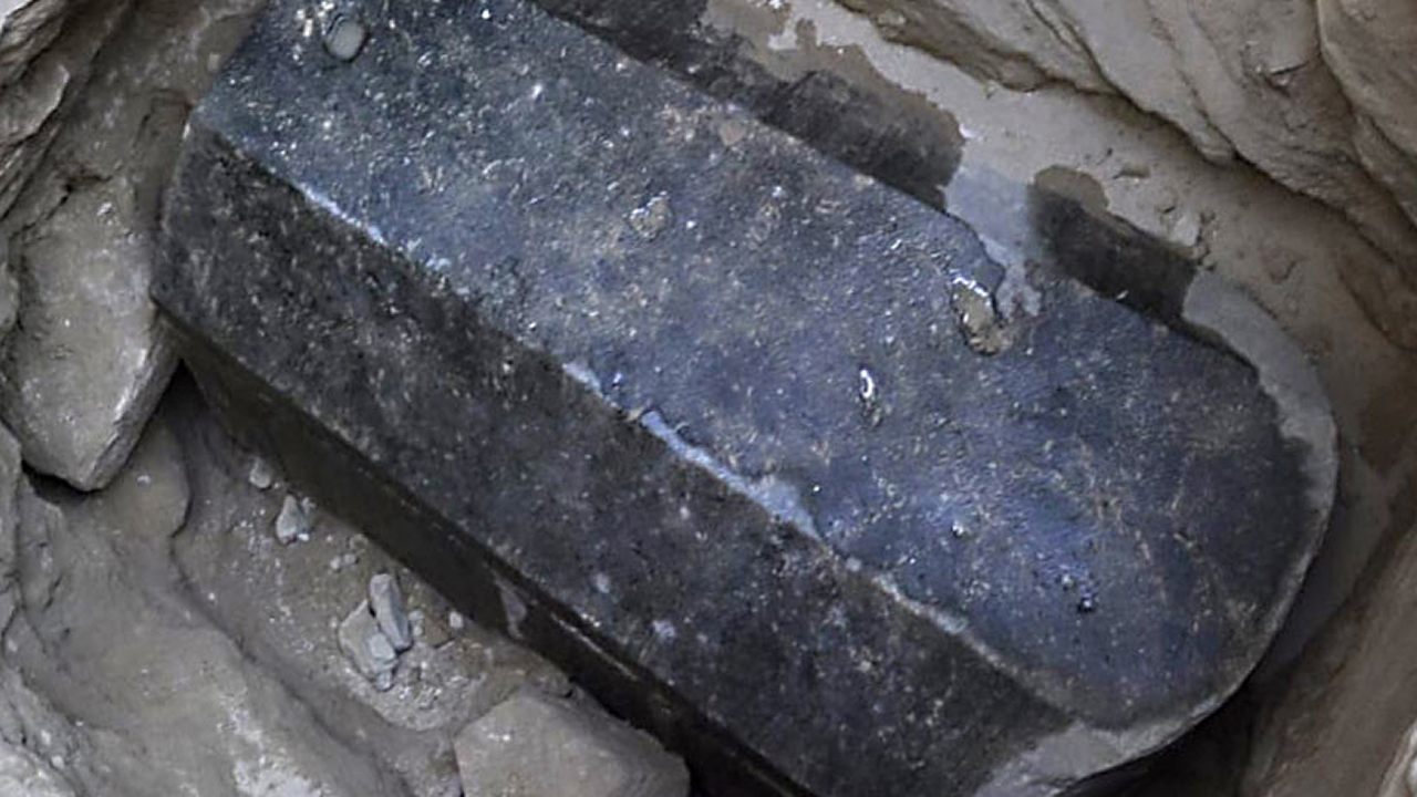 Abren el misterioso sarcófago negro hallado en Egipto