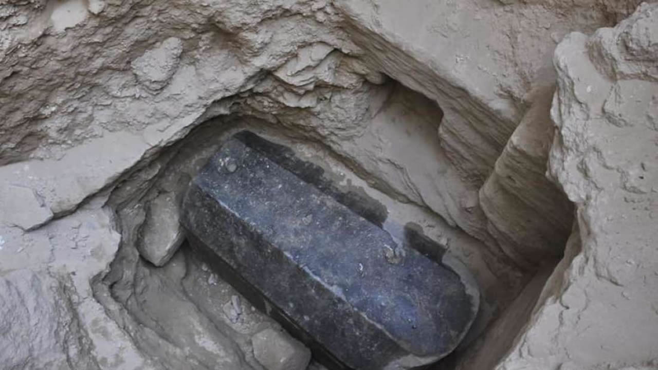Un sarcófago gigante de 2.6 metros de largo ha sido encontrado en Egipto