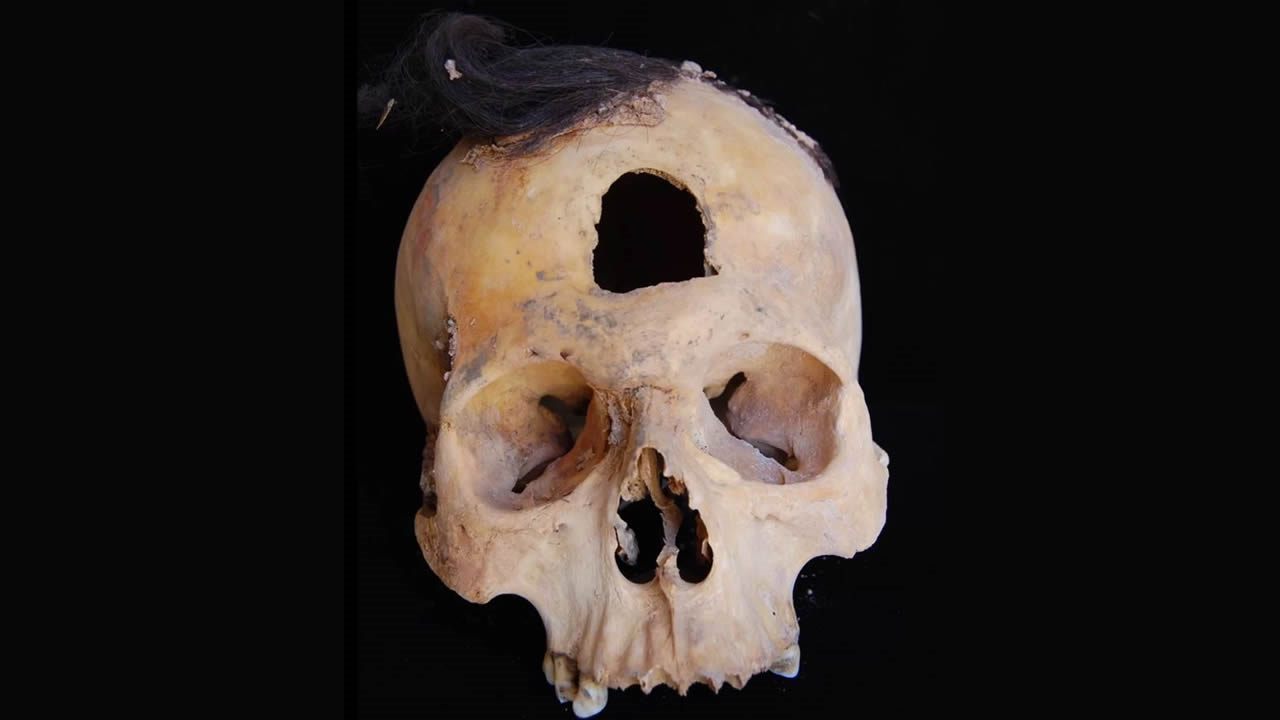 Hallan cabezas de trofeo y momias en antiguas fosas de Perú