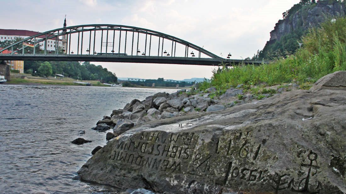 Tallas antiguas surgen del río Elba y su mensaje es deprimente