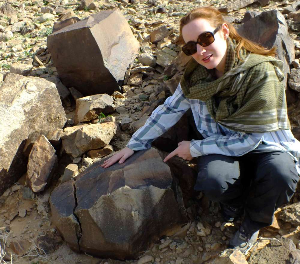 La doctora Eleanor Scerri con una piedra en la que se cortaron herramientas de Acheulean