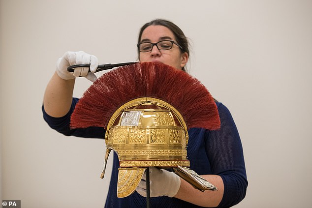 Los expertos han reconstruido un raro casco anglosajón hecho de acero, cuero y oro que usaba un general militar hace 1.300 años