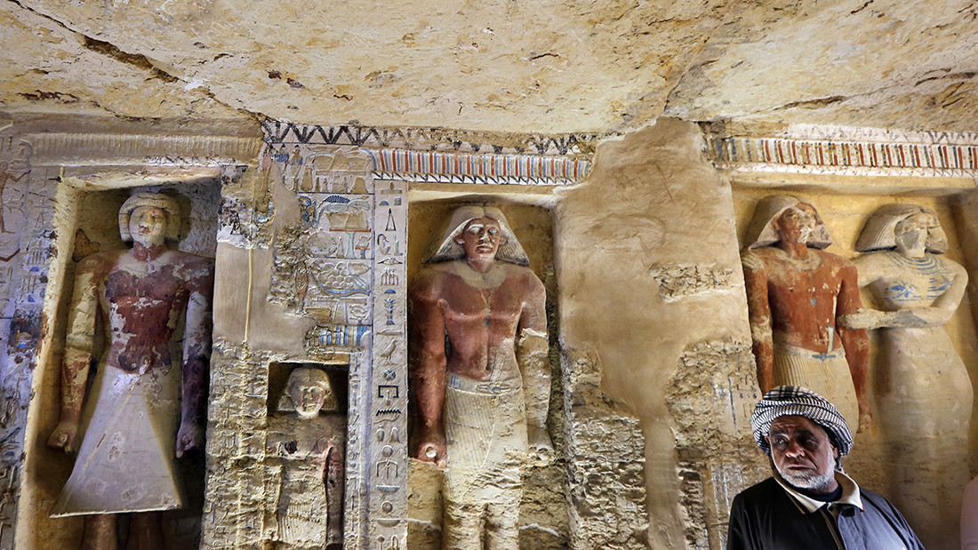 Hallan en Egipto una tumba intacta de hace 4.400 años con 45 estatuas y pozos secretos