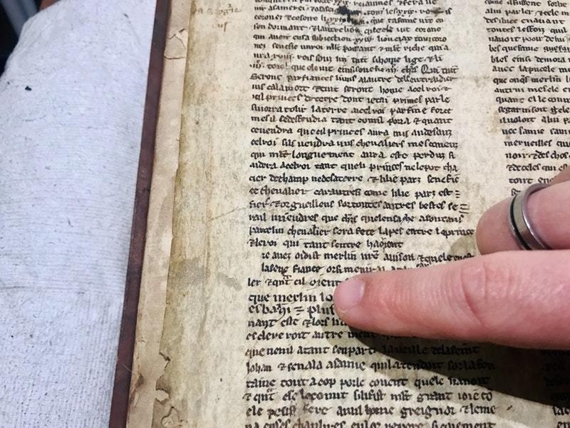 Se cree que las siete páginas, que miden aproximadamente 20x30 cm, provienen de la secuencia de textos en francés antiguo conocida como el Ciclo de la Vulgata o Ciclo de Lancelot-Grial. Fueron encontrados en una serie de libros del siglo XVI en el archivo de la Biblioteca Central de Bristol
