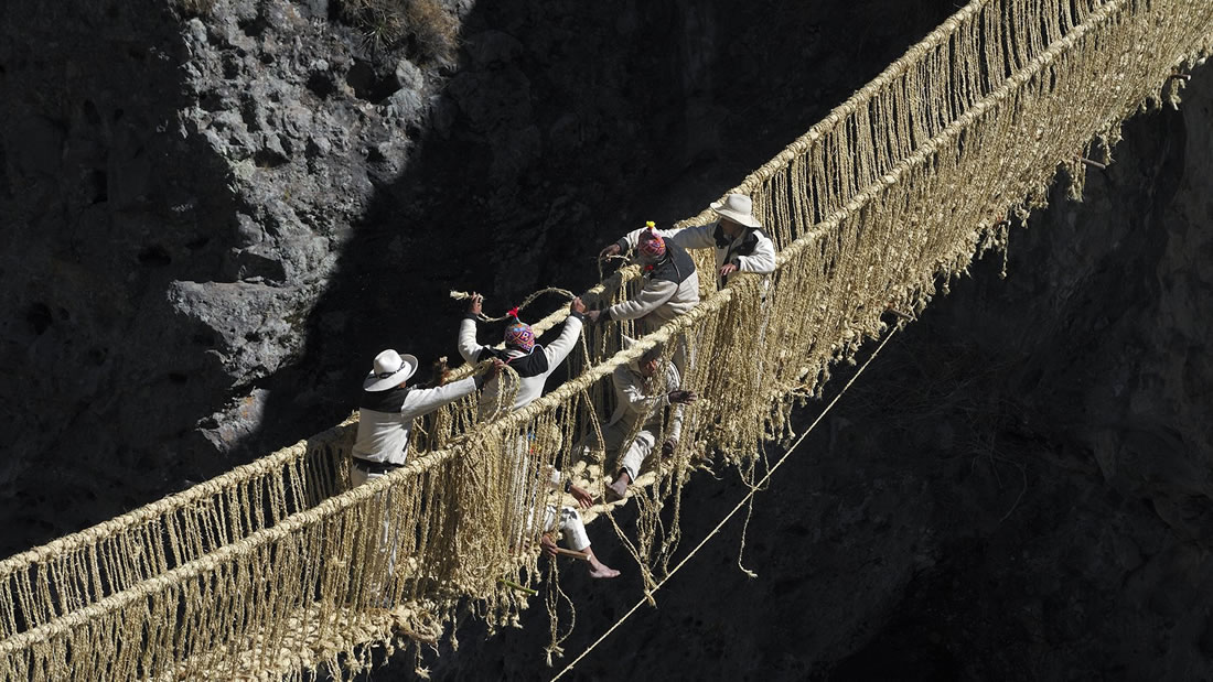 El espectacular puente de cuerda peruano, el último de su tipo, lleva adelante la tradición Inca