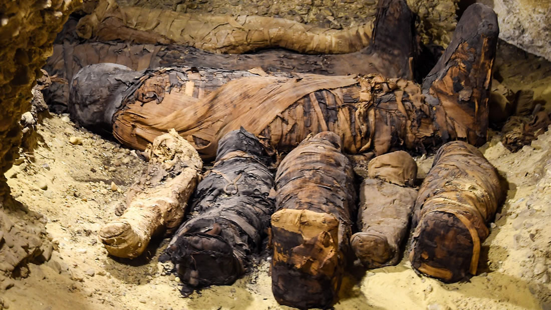 Hallan más de 50 momias muy bien conservadas en necrópolis de Egipto