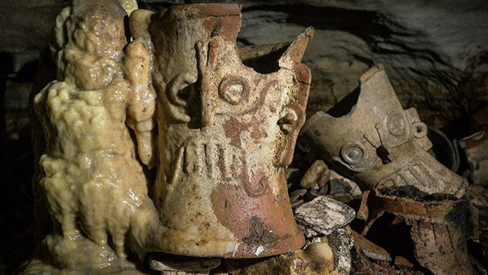 Restos precolombinos hallados en una cueva de las las ruinas mayas del Chichén Itzá, México, el 19 de febrero de 2019