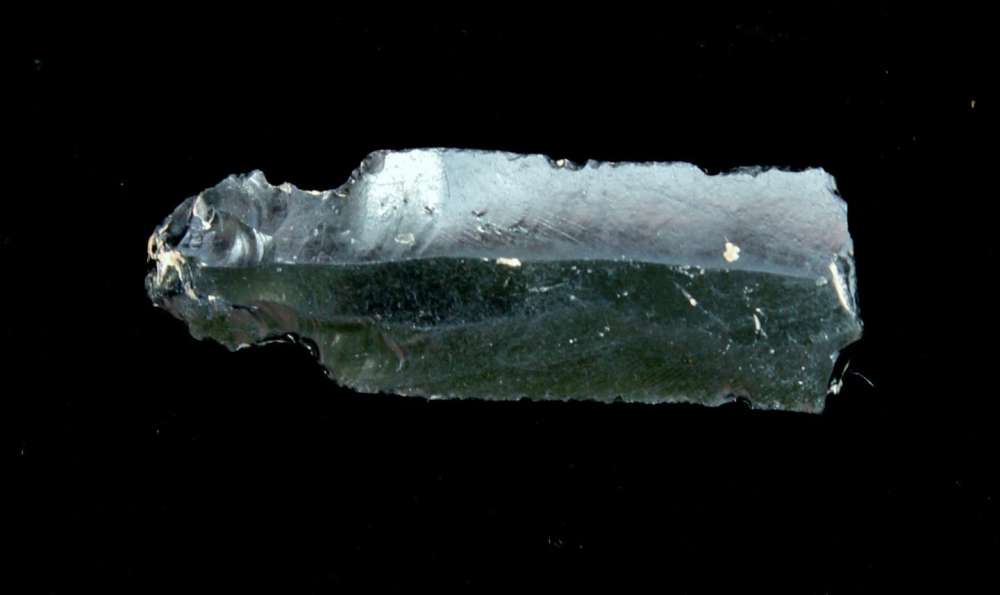 Fragmento de una punta de flecha hecha de obsidiana. La obsidiana proviene de Anatolia, a varios cientos de kilómetros de Kunara