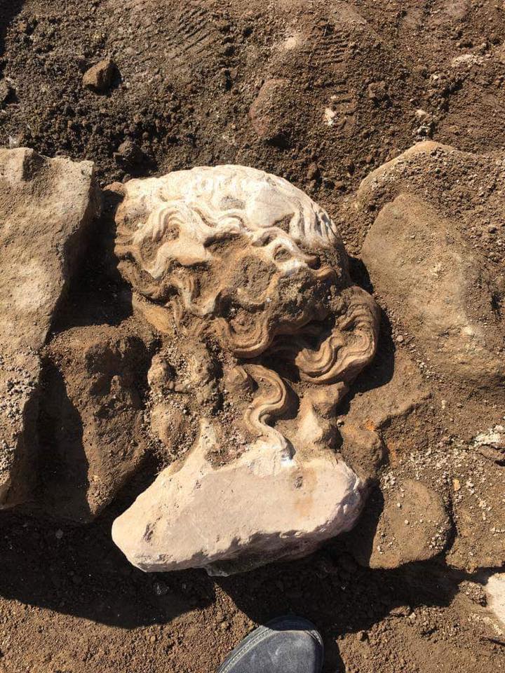 Arqueólogos hallan una cabeza de mármol de 2.000 años de antigüedad del dios del vino Dionisio