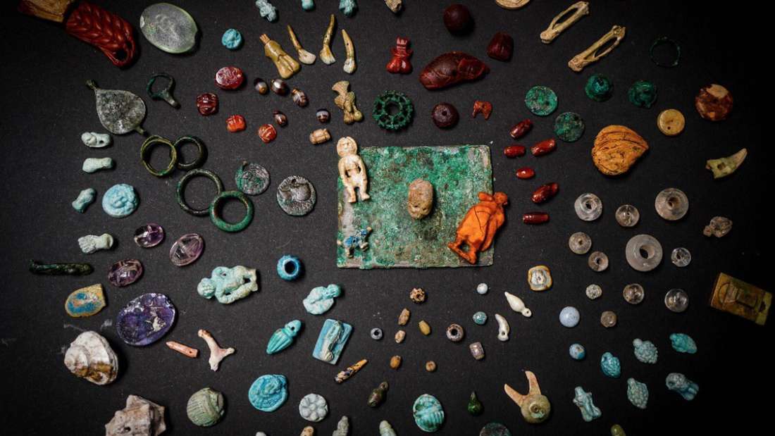 Encuentran un cofre lleno de artefactos de hechicería en Pompeya