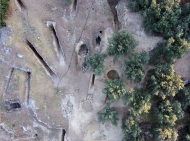 Hallan tumbas griegas antiguas llenas de esqueletos de hace 3.000 años