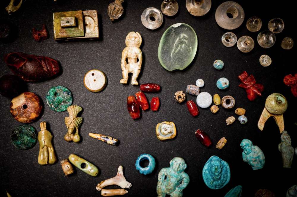 Encuentran un cofre lleno de artefactos de hechicería en Pompeya